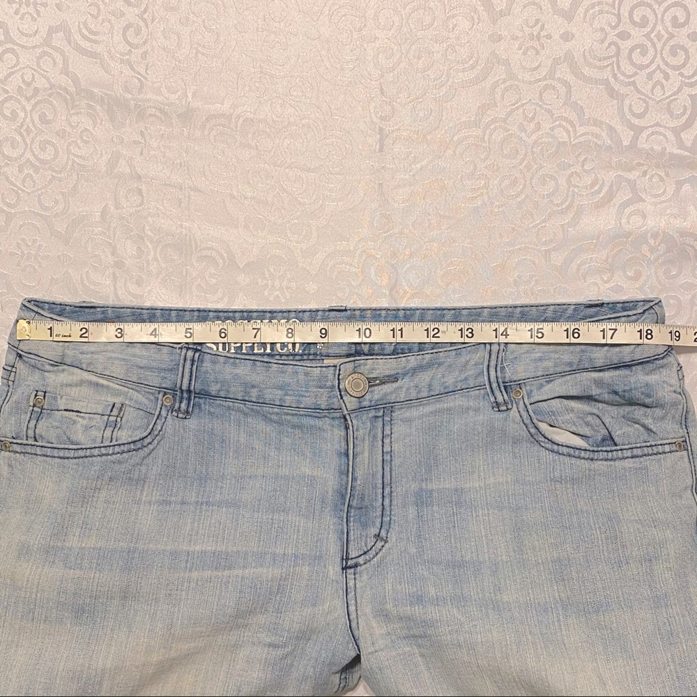 Light Washed Jeans - Picture 5 of 8